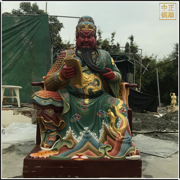 綠衣看書(shū)捋胡子彩繪銅關(guān)公.jpg 綠衣看書(shū)捋胡子彩繪銅關(guān)公.jpg